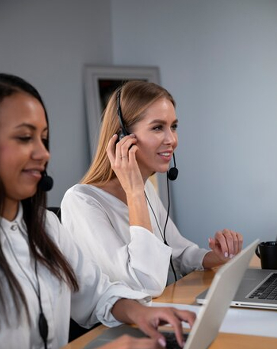 Close-up-smiley-women-working