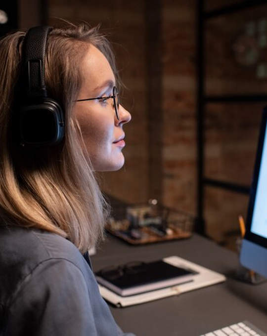 Woman-reading-on-the-monitor